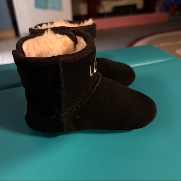 Like New Baby boy or girl Uggs only worn twice 9.5/ 10 condition size 4/5 - Picture 4 of 8